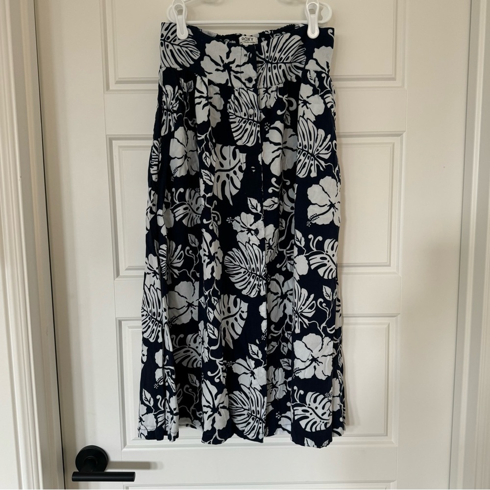 Roxy Navy and White Hawaiian 🌺 Print midi skirt